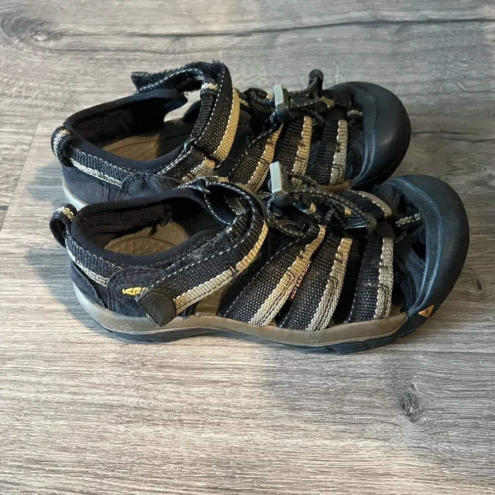 Keen Newport H2 Black Tan Kids Size 2  waterproof Hiking Water Sandals Shoes